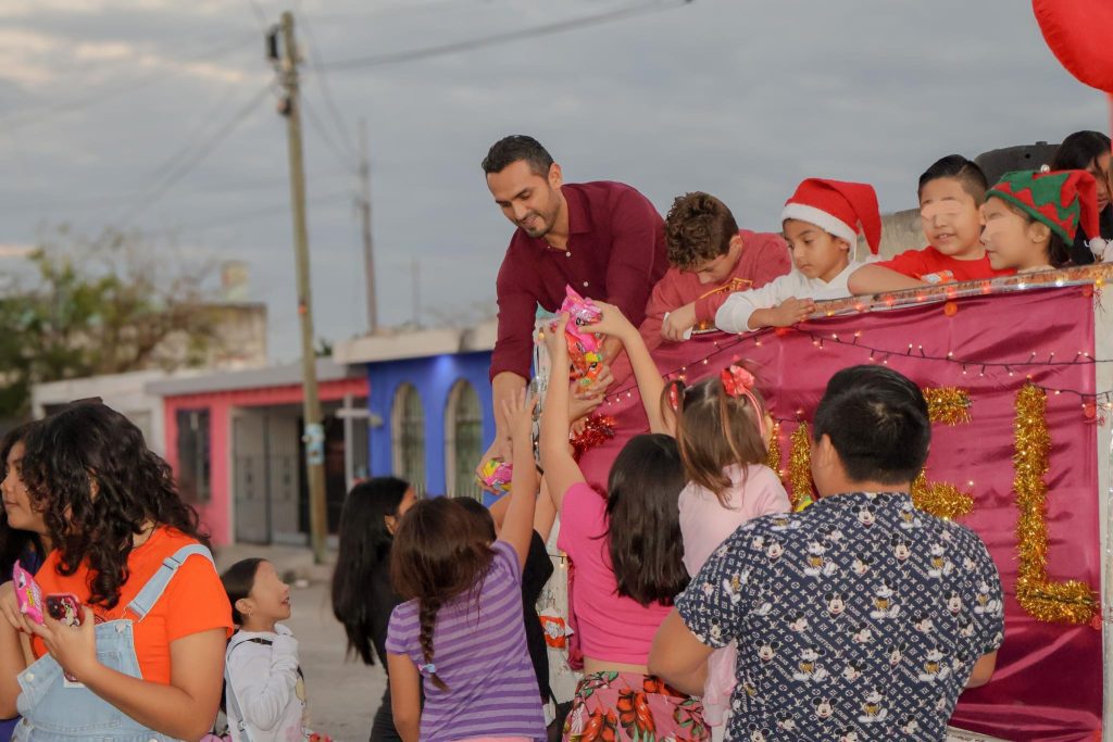 Entrega de jueguetes y dulces en Kanasín por el día del niño.