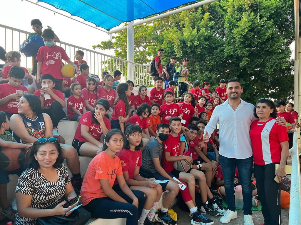 Samuel Lizama
con el club de básquetbol Gacelas y Ciervos durante la donación de recursos y material deportivo.