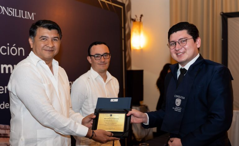  Ceremonia de Graduación de Maestría en Impuestos del IDET CONSILIUM en Mérida, Yucatán
